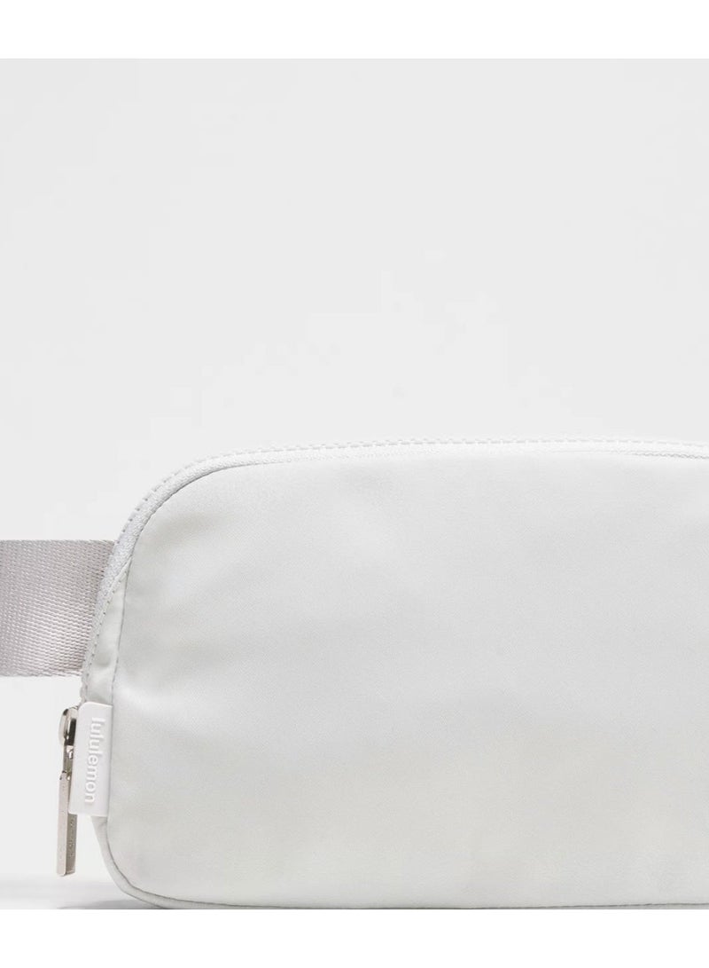 لولوليمون حقيبة حزام صغيرة الحجم في كل مكان، أساسية بدون استخدام اليدين مع جيوب بسحاب لتوفير الراحة أثناء التنقل، باللون الأبيض - Image 4